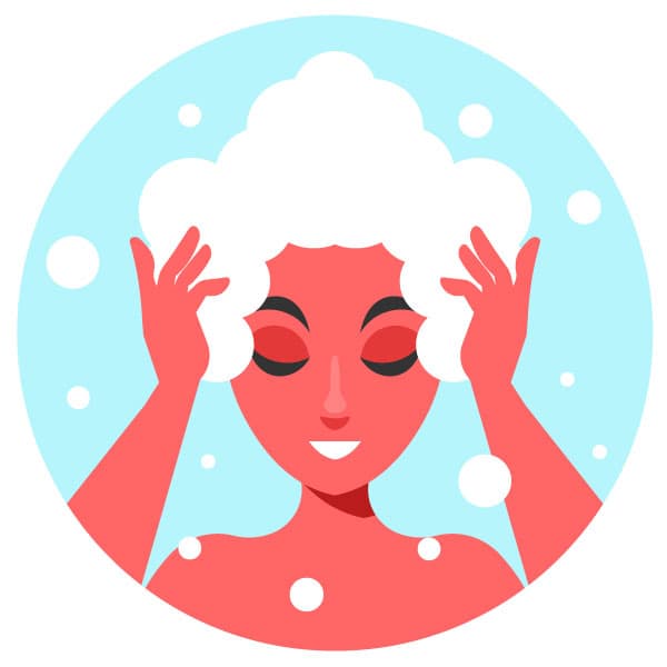 Mujer lavando el pelo